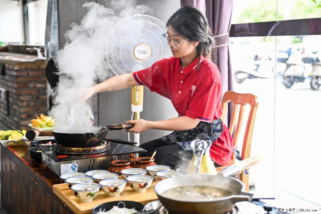 全网追的“扁担女孩”，找了一份暑假工，时薪12元 - 阿拉尔生活资讯 - 阿拉尔28生活网 ale.28life.net